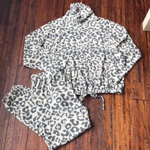 🐆 Super cute!  Super soft!  Two piece lounge set.